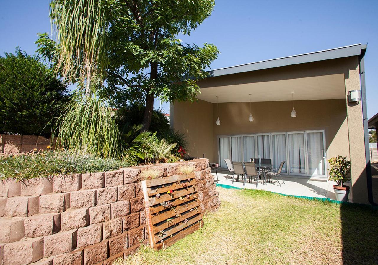 Rnb'S Studio Apartment Windhoek Exteriör bild