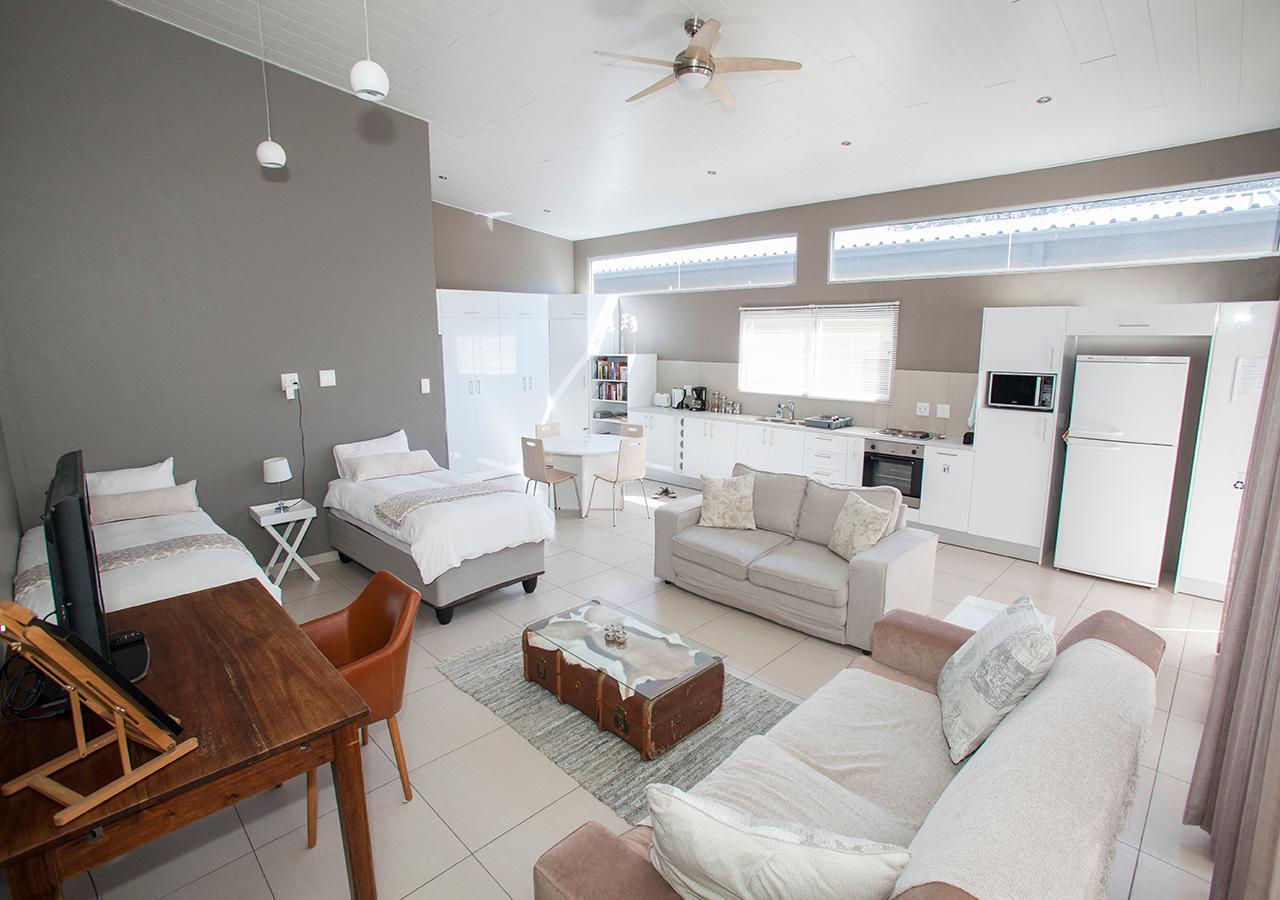 Rnb'S Studio Apartment Windhoek Exteriör bild