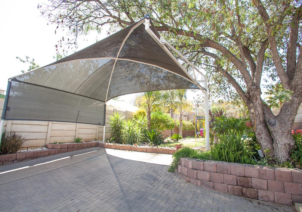 Rnb'S Studio Apartment Windhoek Exteriör bild