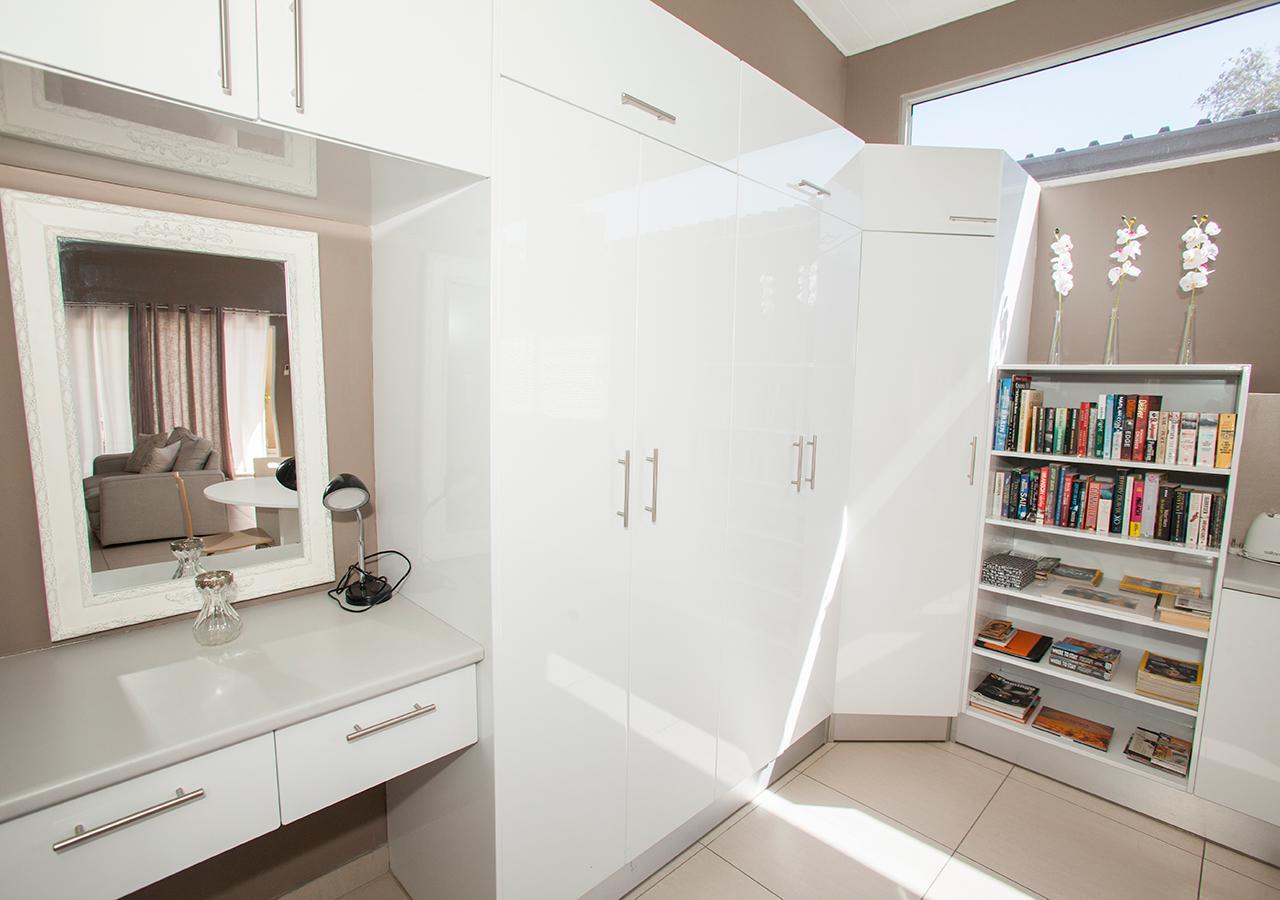 Rnb'S Studio Apartment Windhoek Exteriör bild