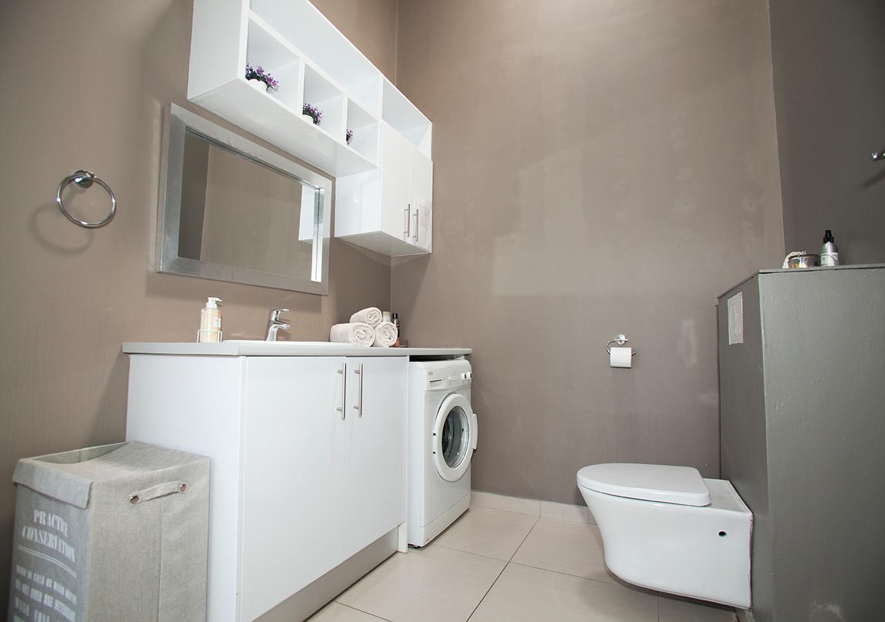 Rnb'S Studio Apartment Windhoek Exteriör bild