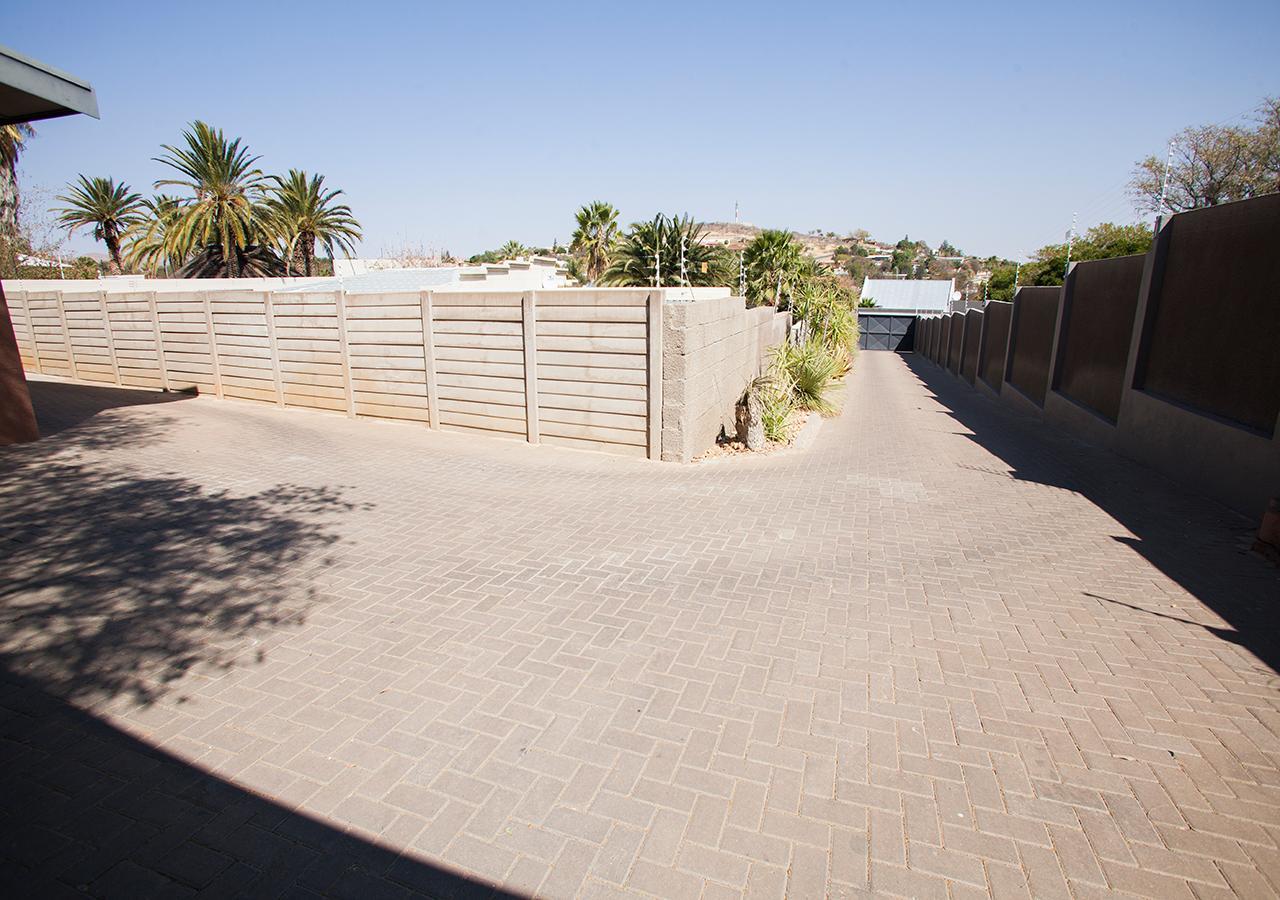 Rnb'S Studio Apartment Windhoek Exteriör bild