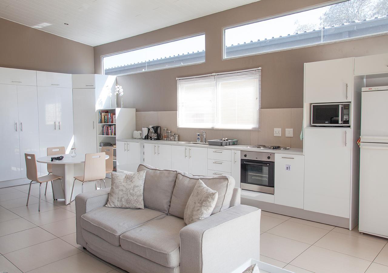 Rnb'S Studio Apartment Windhoek Exteriör bild