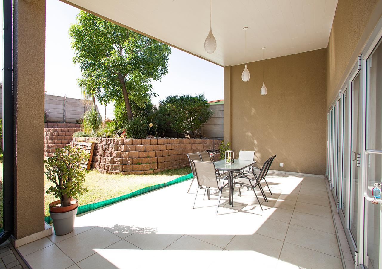 Rnb'S Studio Apartment Windhoek Exteriör bild