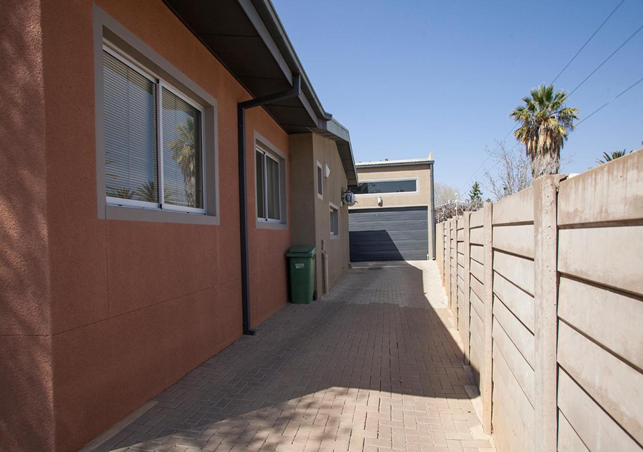 Rnb'S Studio Apartment Windhoek Exteriör bild